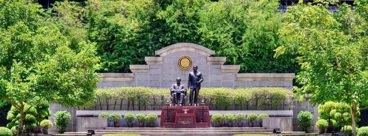 泰国博仁大学创始人铜像