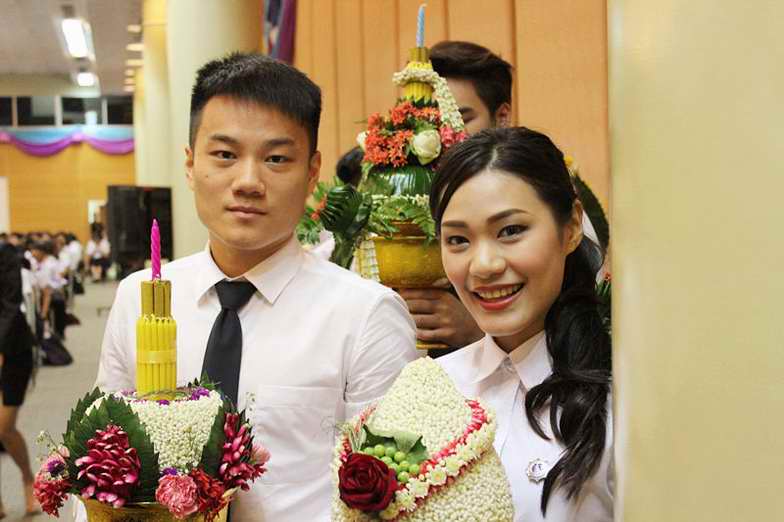 泰国博仁大学拜师节中国东盟国际学院学生代表献上捧花