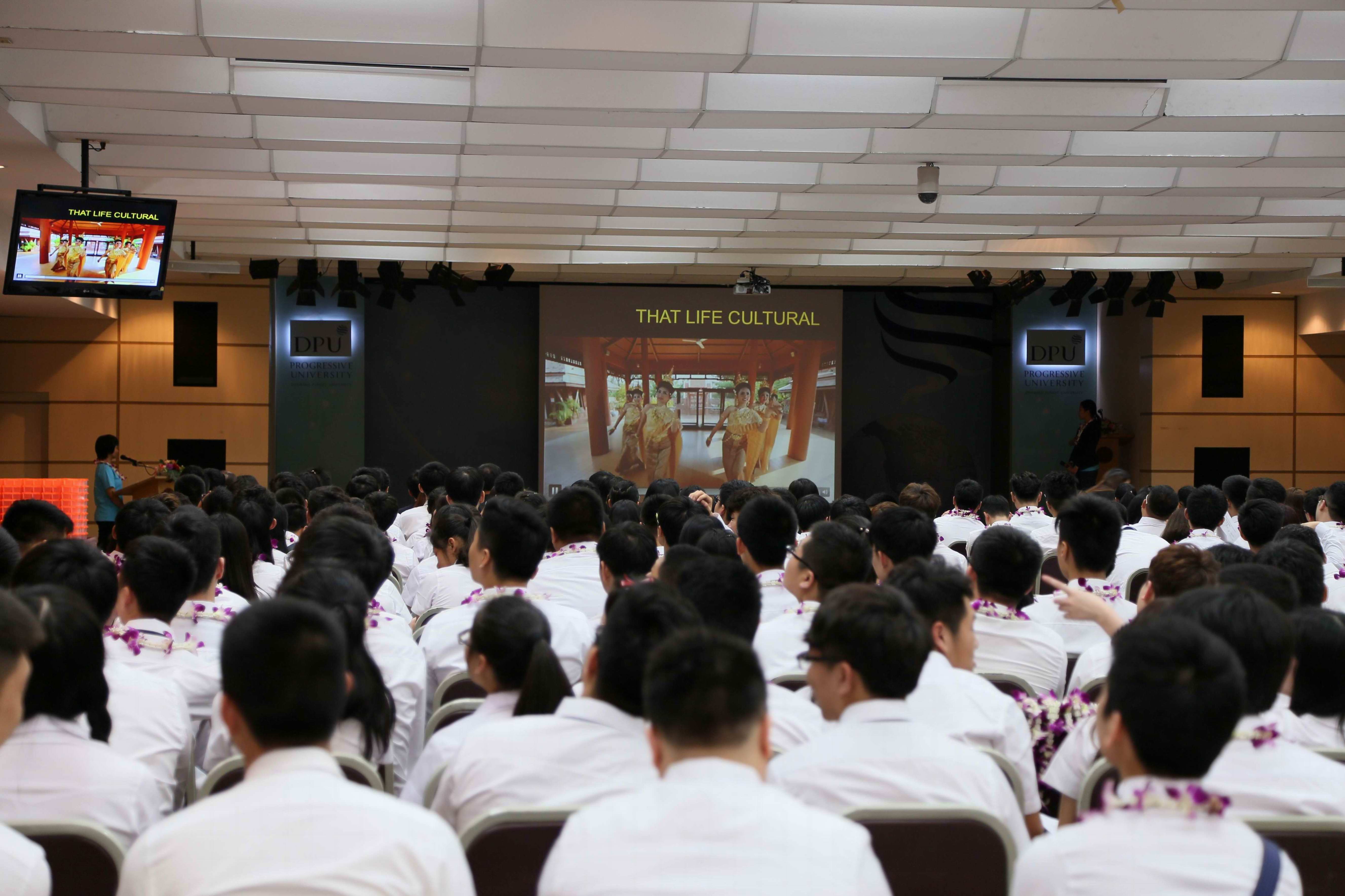 泰国公益组织给中国东盟国际学院新生上课
